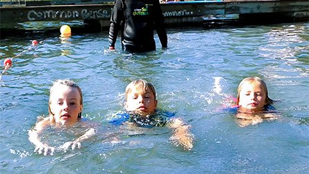 Barn simmar i simskolan, utan flythjälpmedel