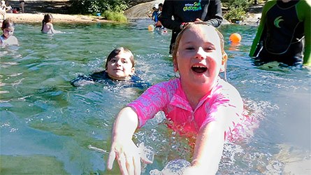 Glatt barn som simmar