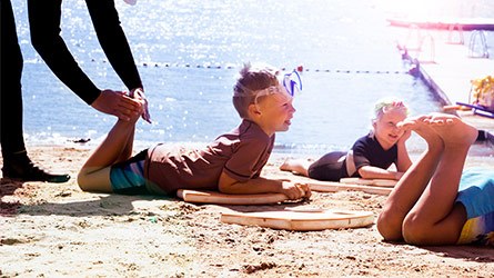 Instruktioner i simskolan, torrsim för att öva bentagen i bröstsim