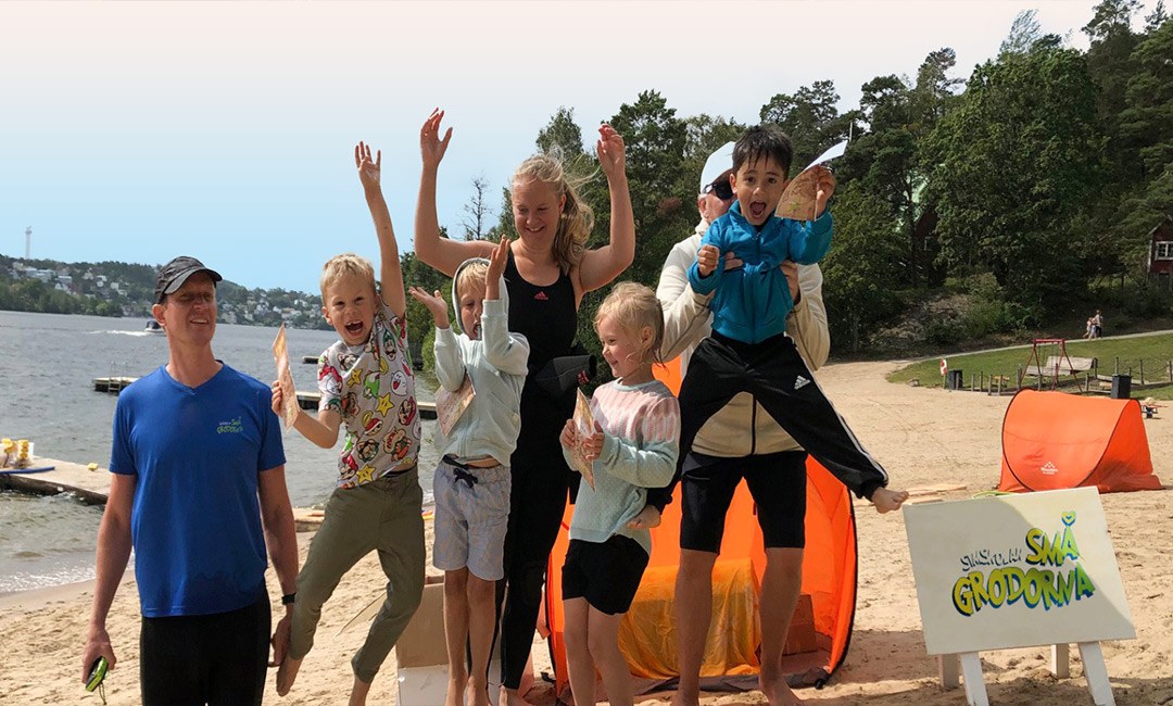 Glada miner på avslutningen i simskolan