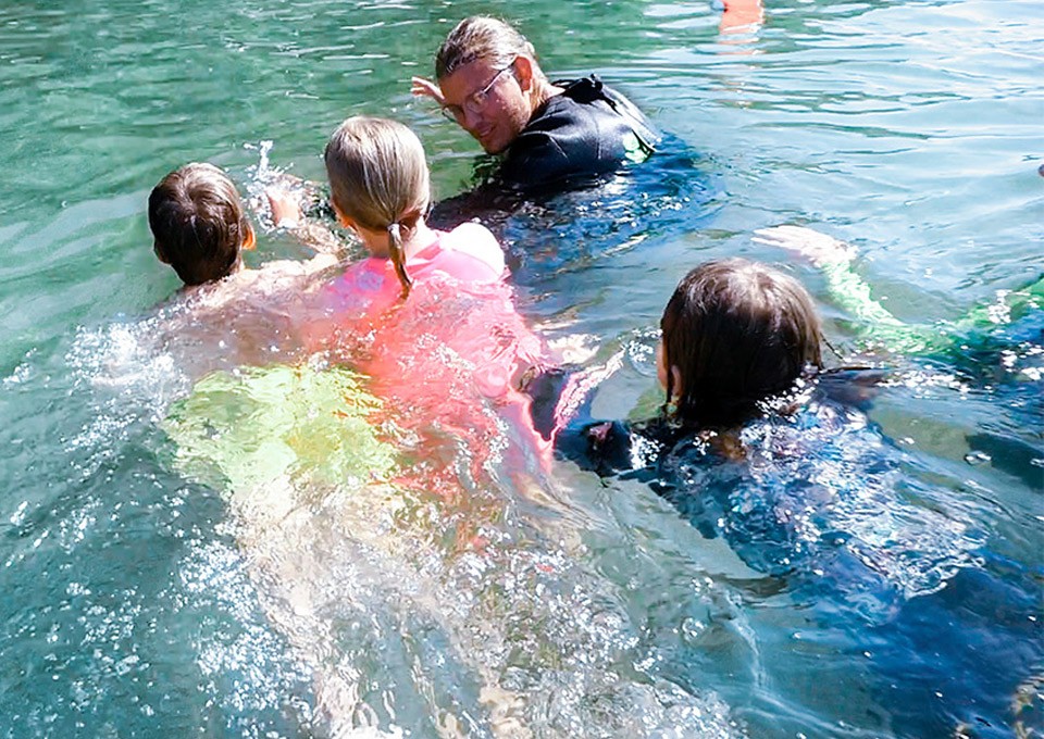 Barn simmar med simlärare