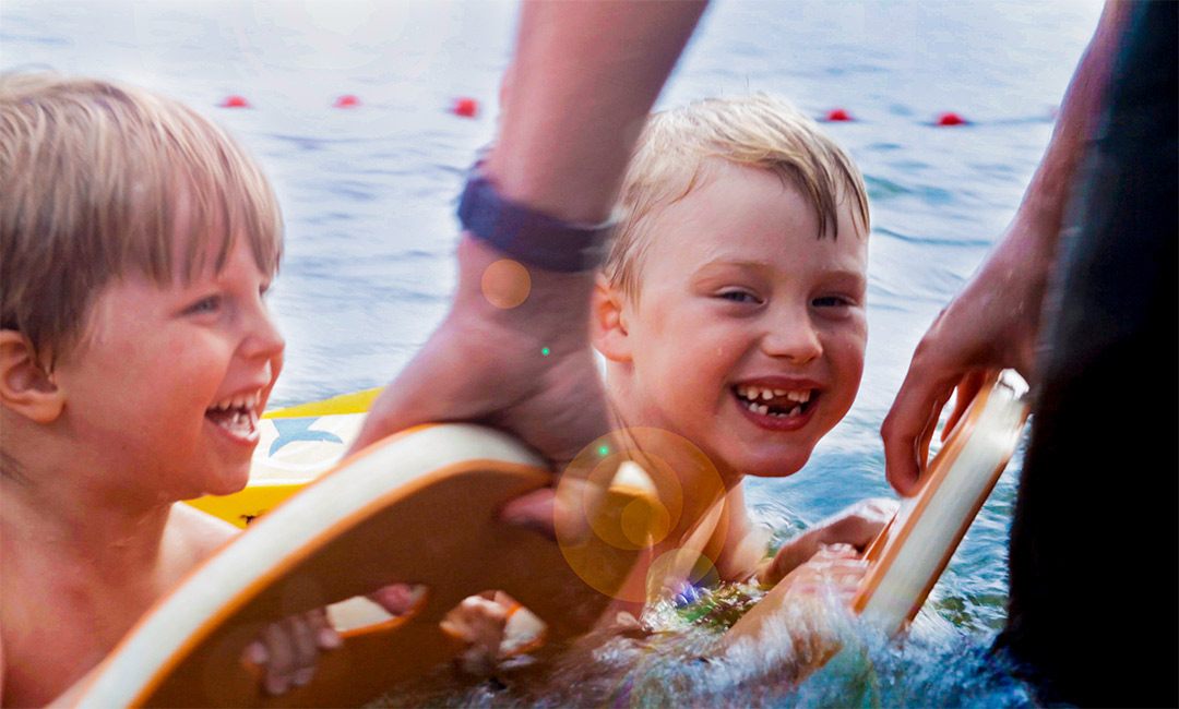 Det är kul att få lite extra draghjälp när man simmar.