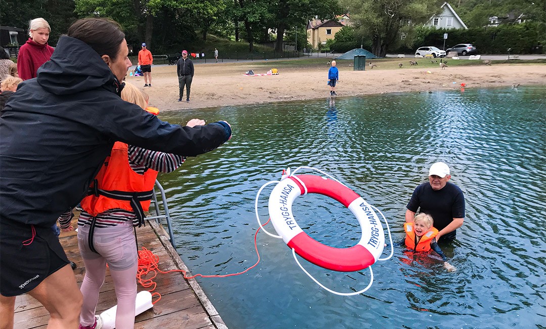 Simlärare lär barnen om säkerhet kring vatten på vår säkerhetsdag