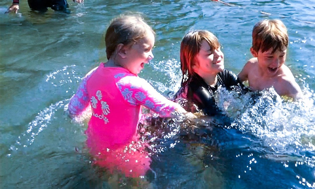 Skrattande barn i simskolan