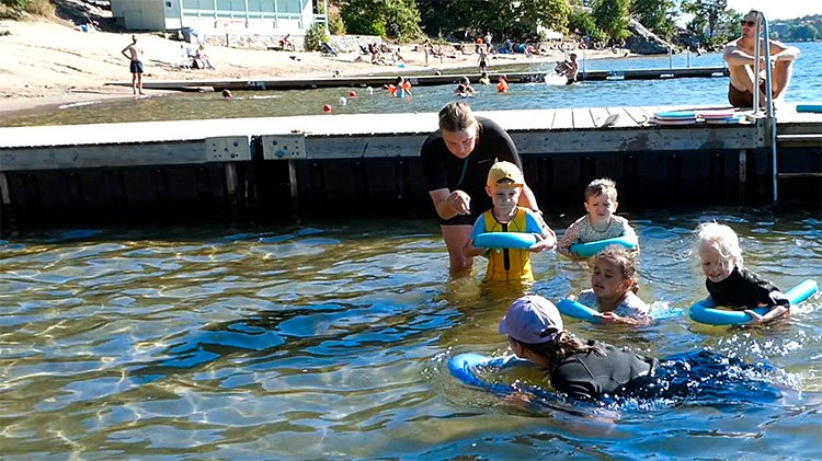 Simfröken visar hur man simmar